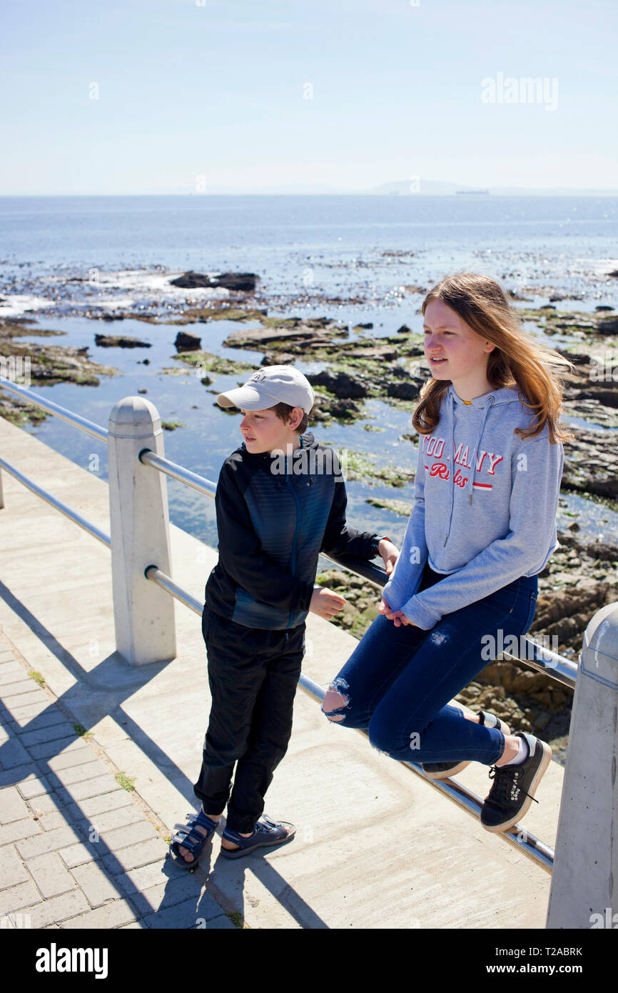 Fastidio e sorella sul Sea Point Promenade. Foto Stock
