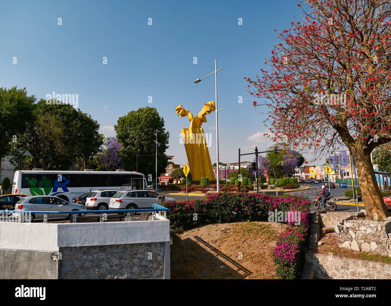 Urbano di arte astratta di angelo custode di un monumento nella città di Puebla, Boulevard eroi del 5 de Mayo, Messico Foto Stock