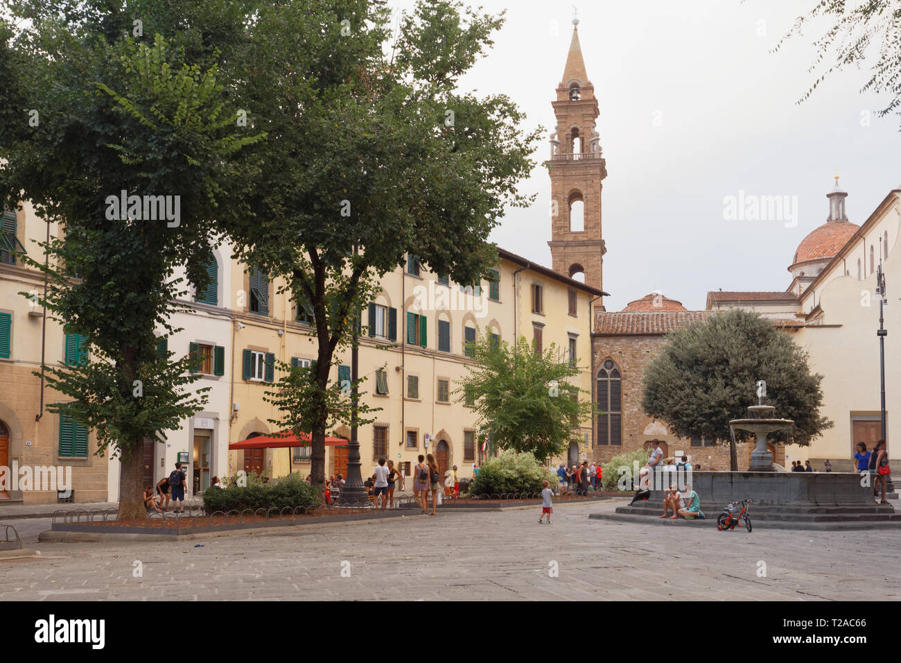 Firenze, Italia - 8 Agosto 2018: Persone in appoggio sulla Piazza Santo Spirito. Il centro storico di Firenze è elencato come patrimonio mondiale UNESCO dal 1 Foto Stock