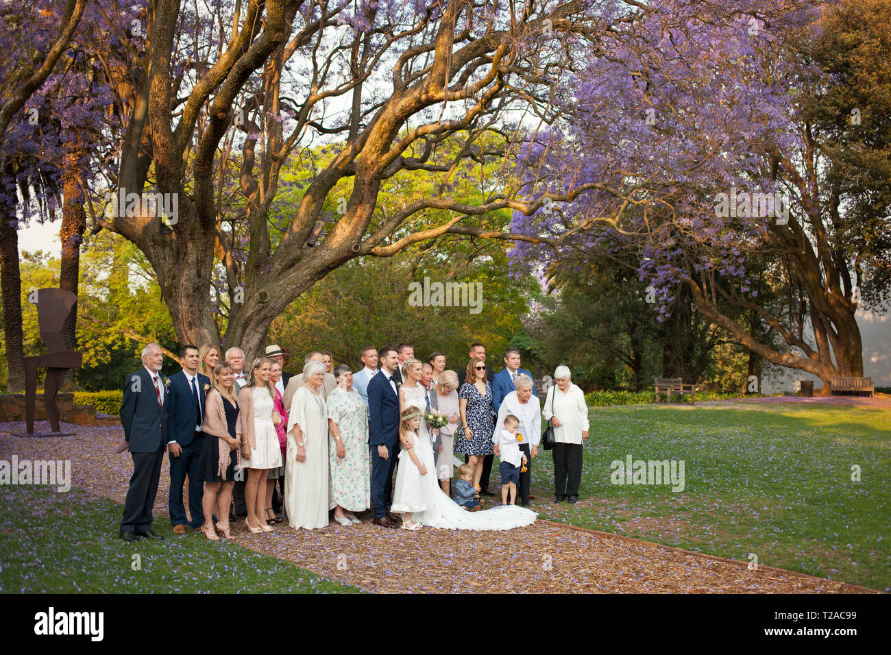La sposa e lo sposo e la famiglia a un matrimonio a St Andrew è la scuola per ragazze Foto Stock