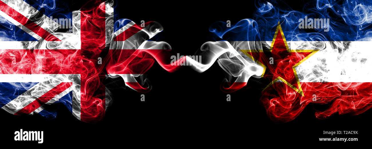 Regno Unito vs Iugoslavia smoky mystic bandiere poste fianco a fianco. Spessa colorata fumo setosa bandiere della Gran Bretagna e della Iugoslavia. Foto Stock