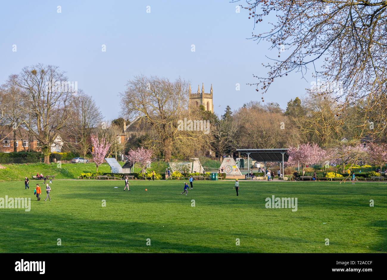 Vista su St James Park nel quartiere di Shirley di Southampton durante una giornata di sole in primavera 2019, Southampton, Hampshire, Inghilterra, Regno Unito Foto Stock