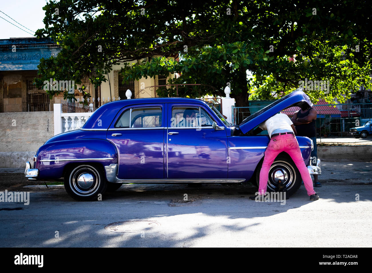 Un vintage americano auto è fissata dal ciglio della strada nella Vecchia Havana, Cuba. Foto Stock