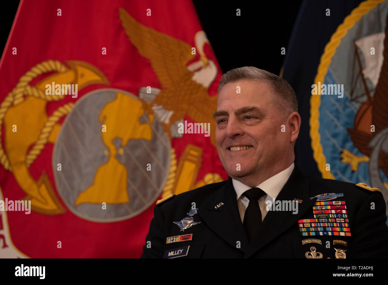 Stati Uniti Capo di Stato Maggiore dell Esercito gen. Mark A. Milley durante la cerimonia di pensionamento per gli Stati Uniti Comando centrale, Generale Joseph L. Votel, a Macdill Air Force Base di Marzo 29, 2019 a Tampa, in Florida. Votel in pensione dopo 39 anni di servizio militare. Foto Stock