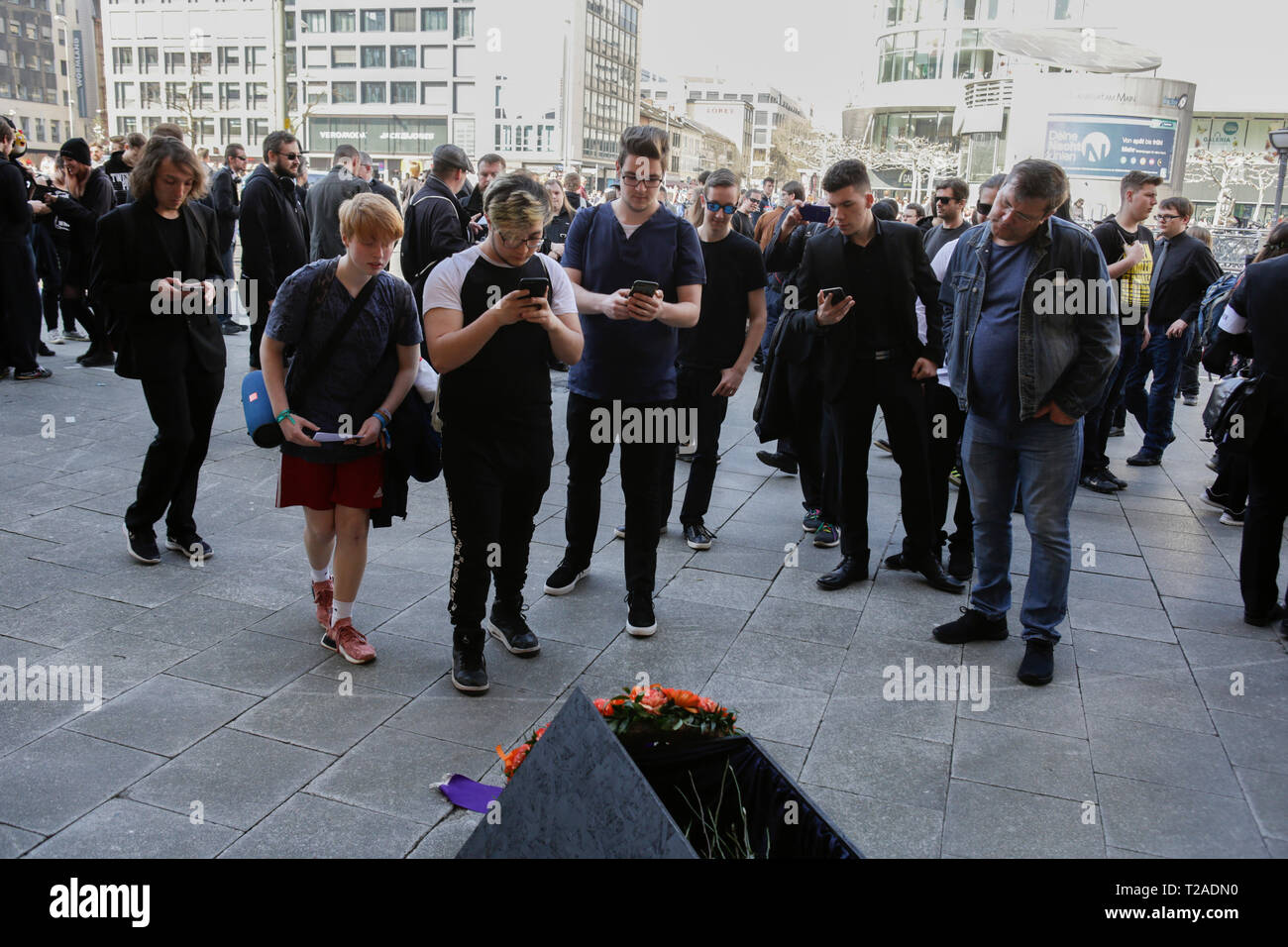 Francoforte, Germania. 30 Mar, 2019. Persone in lutto per scattare foto della bara aperta con il loro smart phone. Circa un centinaio di persone hanno marciato attraverso il centro di Francoforte, a piangere la connessione Internet gratuita, dopo che il Parlamento europeo ha votato a favore della direttiva sul diritto d'autore. Stavano portando una bara e erano lettura elogi per Internet. Credito: Michael Debets/Pacific Press/Alamy Live News Foto Stock