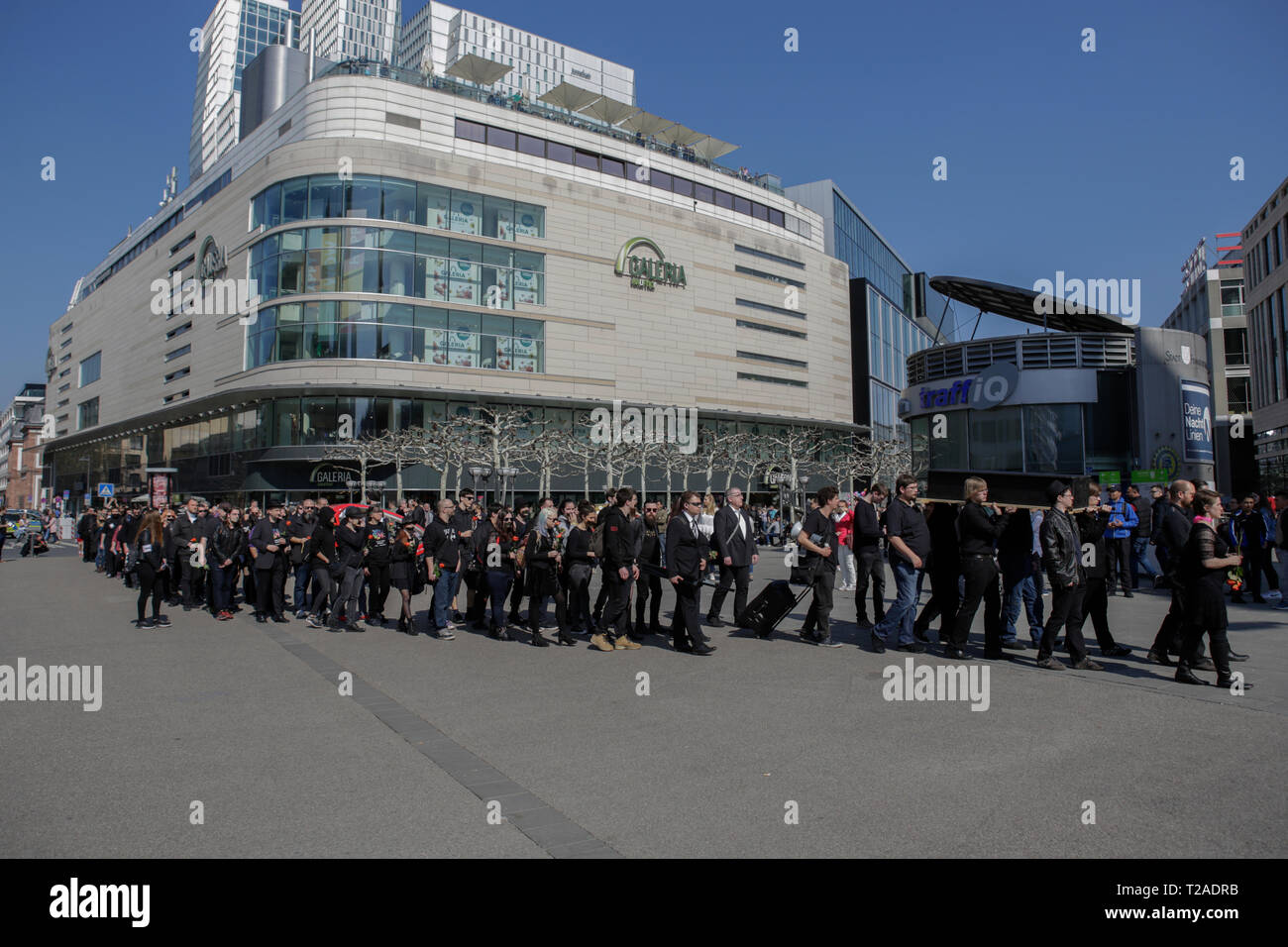 Francoforte, Germania. 30 Mar, 2019. Il mourner seguire il pallbearers che portano la bara attraverso il centro della città di Francoforte. Circa un centinaio di persone hanno marciato attraverso il centro di Francoforte, a piangere la connessione Internet gratuita, dopo che il Parlamento europeo ha votato a favore della direttiva sul diritto d'autore. Stavano portando una bara e erano lettura elogi per Internet. Credito: Michael Debets/Pacific Press/Alamy Live News Foto Stock