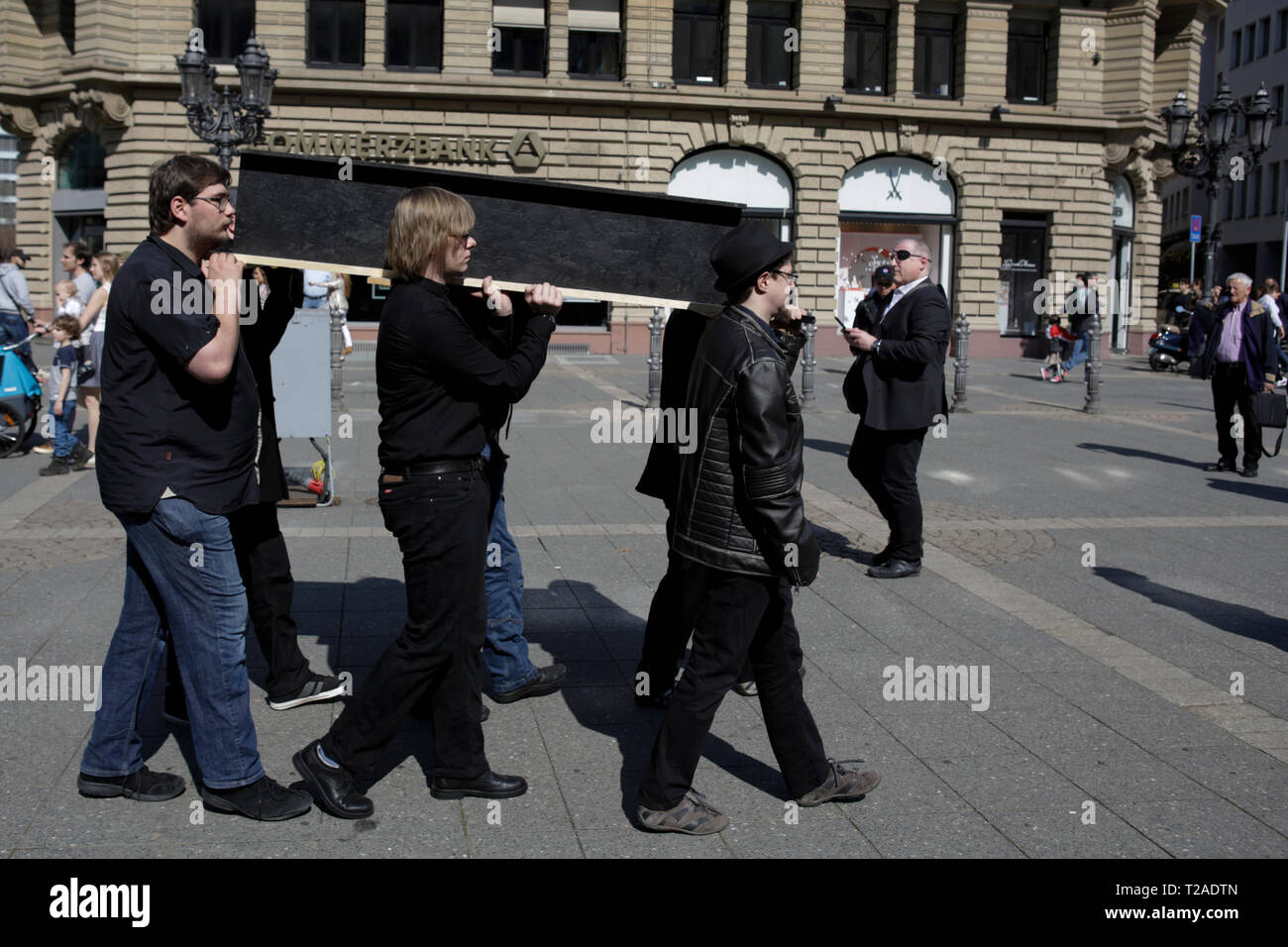 Francoforte, Germania. 30 Mar, 2019. Il pallbearers portano la bara attraverso il centro della città di Francoforte. Circa un centinaio di persone hanno marciato attraverso il centro di Francoforte, a piangere la connessione Internet gratuita, dopo che il Parlamento europeo ha votato a favore della direttiva sul diritto d'autore. Stavano portando una bara e erano lettura elogi per Internet. Credito: Michael Debets/Pacific Press/Alamy Live News Foto Stock