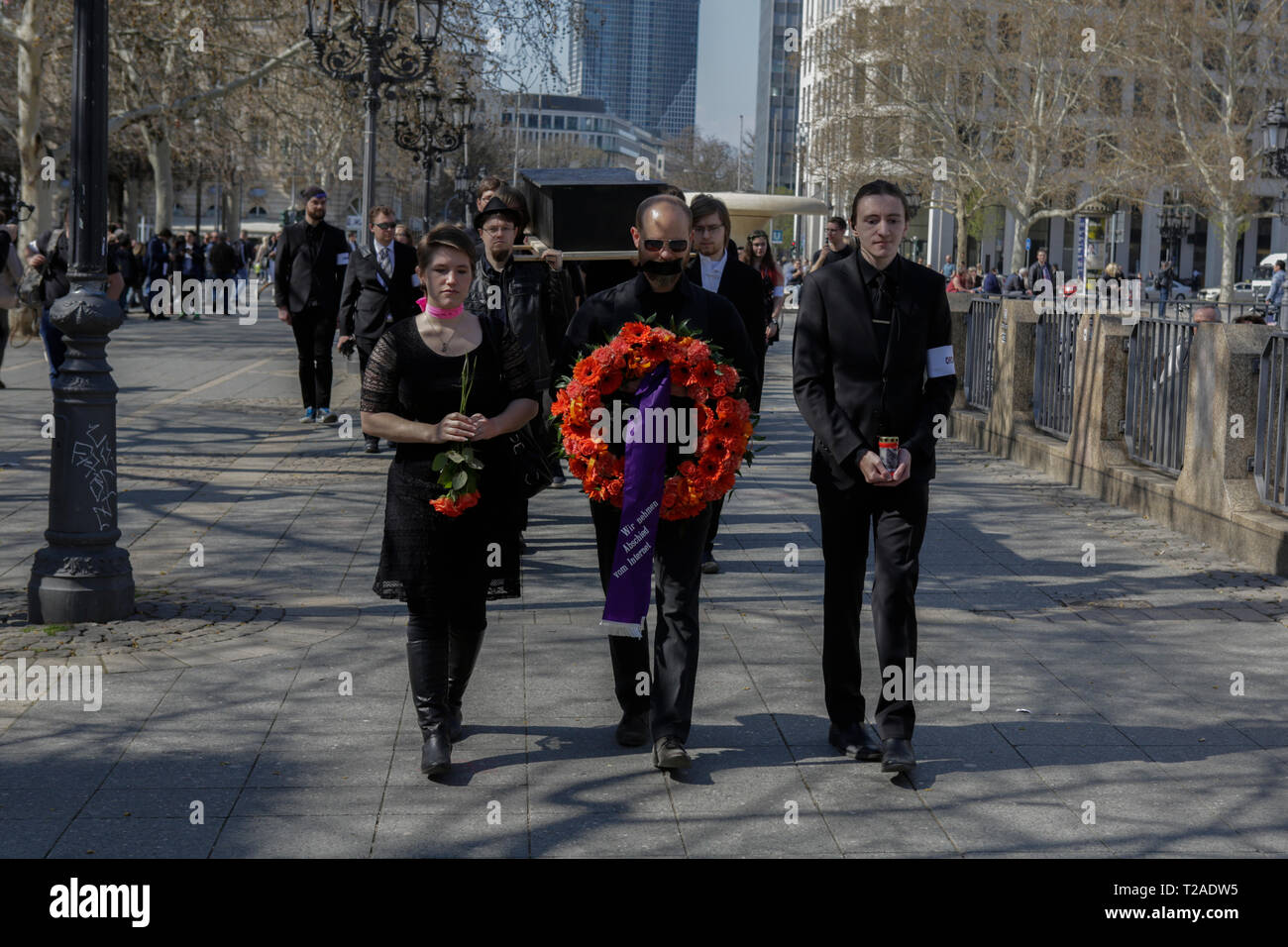 Francoforte, Germania. 30 Mar, 2019. Il mourner seguire il pallbearers che portano la bara attraverso il centro della città di Francoforte. Circa un centinaio di persone hanno marciato attraverso il centro di Francoforte, a piangere la connessione Internet gratuita, dopo che il Parlamento europeo ha votato a favore della direttiva sul diritto d'autore. Stavano portando una bara e erano lettura elogi per Internet. Credito: Michael Debets/Pacific Press/Alamy Live News Foto Stock