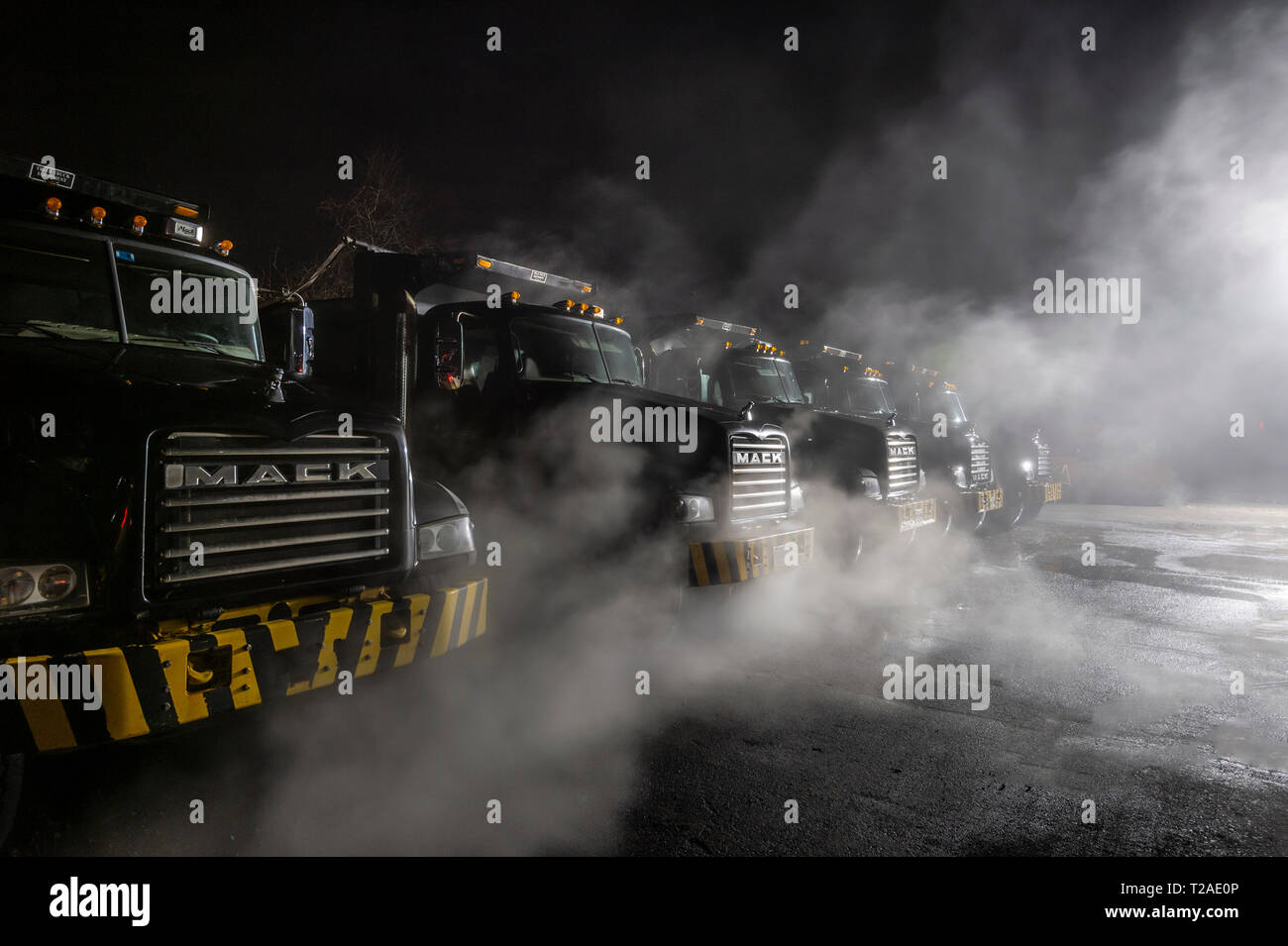 Linea di autocarri con cassone ribaltabile il riscaldamento in un freddo inverno mattina, Pennsylvania, STATI UNITI D'AMERICA Foto Stock