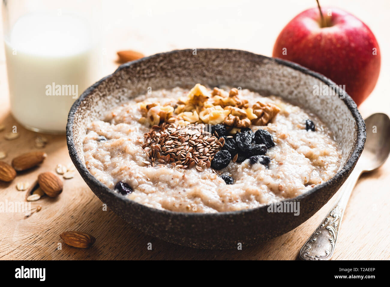 La prima colazione il porridge di avena con semi e uvetta, primo piano. Cibo sano Foto Stock
