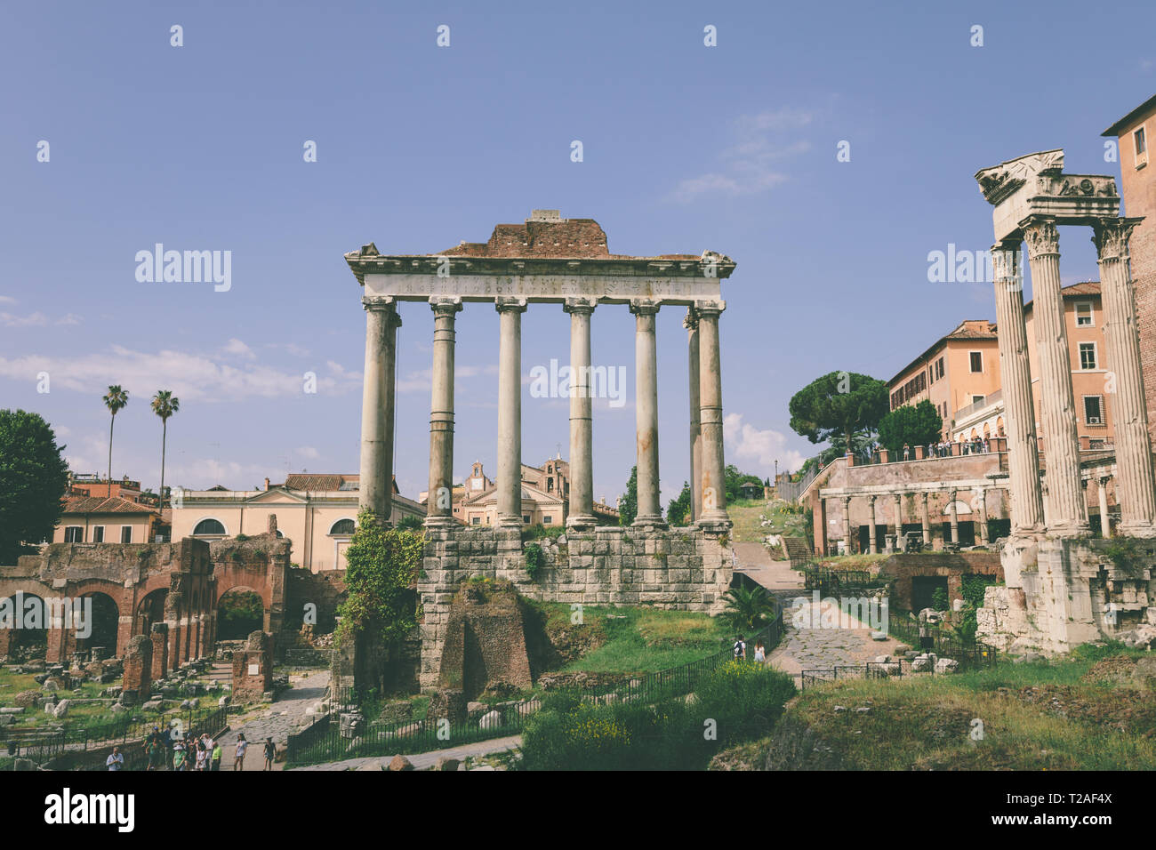 Roma, Italia - 23 Giugno 2018: vista panoramica del tempio di Vespasiano e Tito è situato a Roma a fine occidentale del Foro Romano. È dedicata al Foto Stock