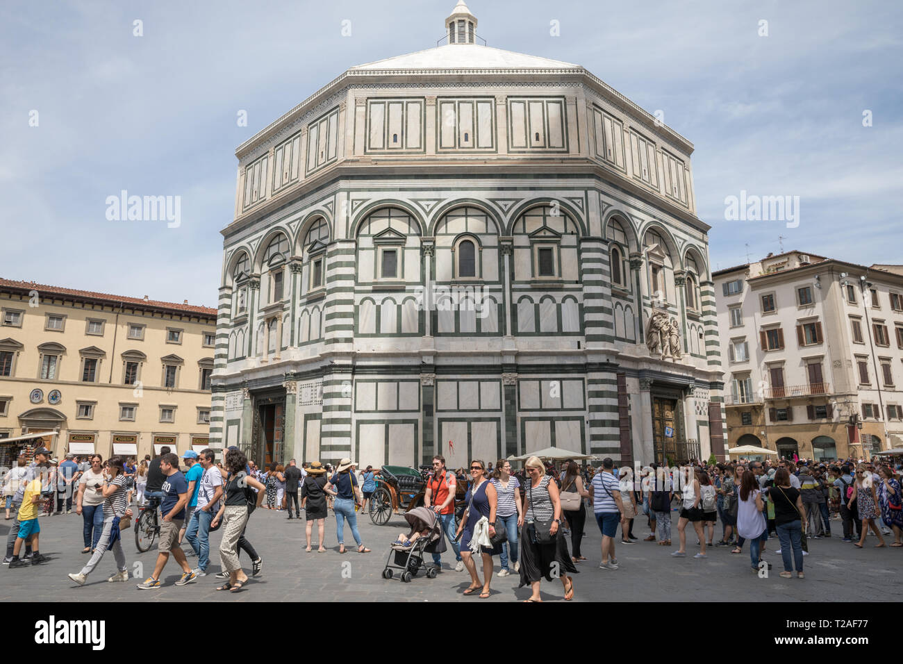 Firenze, Italia - 24 Giugno 2018: vista panoramica esterna del Battistero di Firenze (il Battistero di San Giovanni) sulla Piazza del Duomo. Persone wal Foto Stock