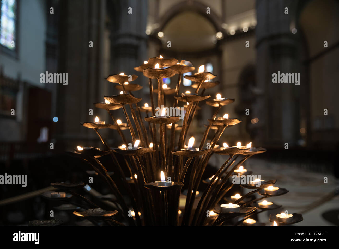 Firenze, Italia - 24 Giugno 2018: molte candele accese le luci dell'interno della Cattedrale di Santa Maria del Fiore (Duomo di Santa Maria del Fiore) è il Foto Stock