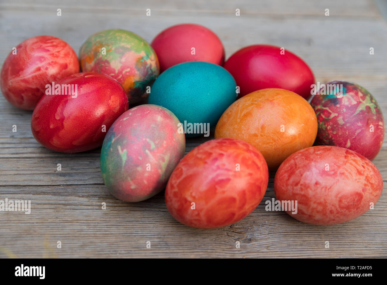 Le uova di pasqua su sfondo di legno Foto Stock