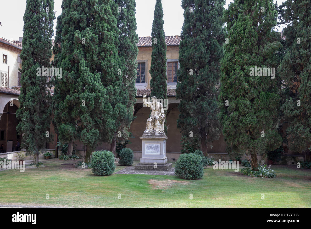 Firenze, Italia - 24 Giugno 2018: vista panoramica del giardino interno della Basilica di Santa Croce (Basilica di Santa Croce) è chiesa francescana in Floren Foto Stock