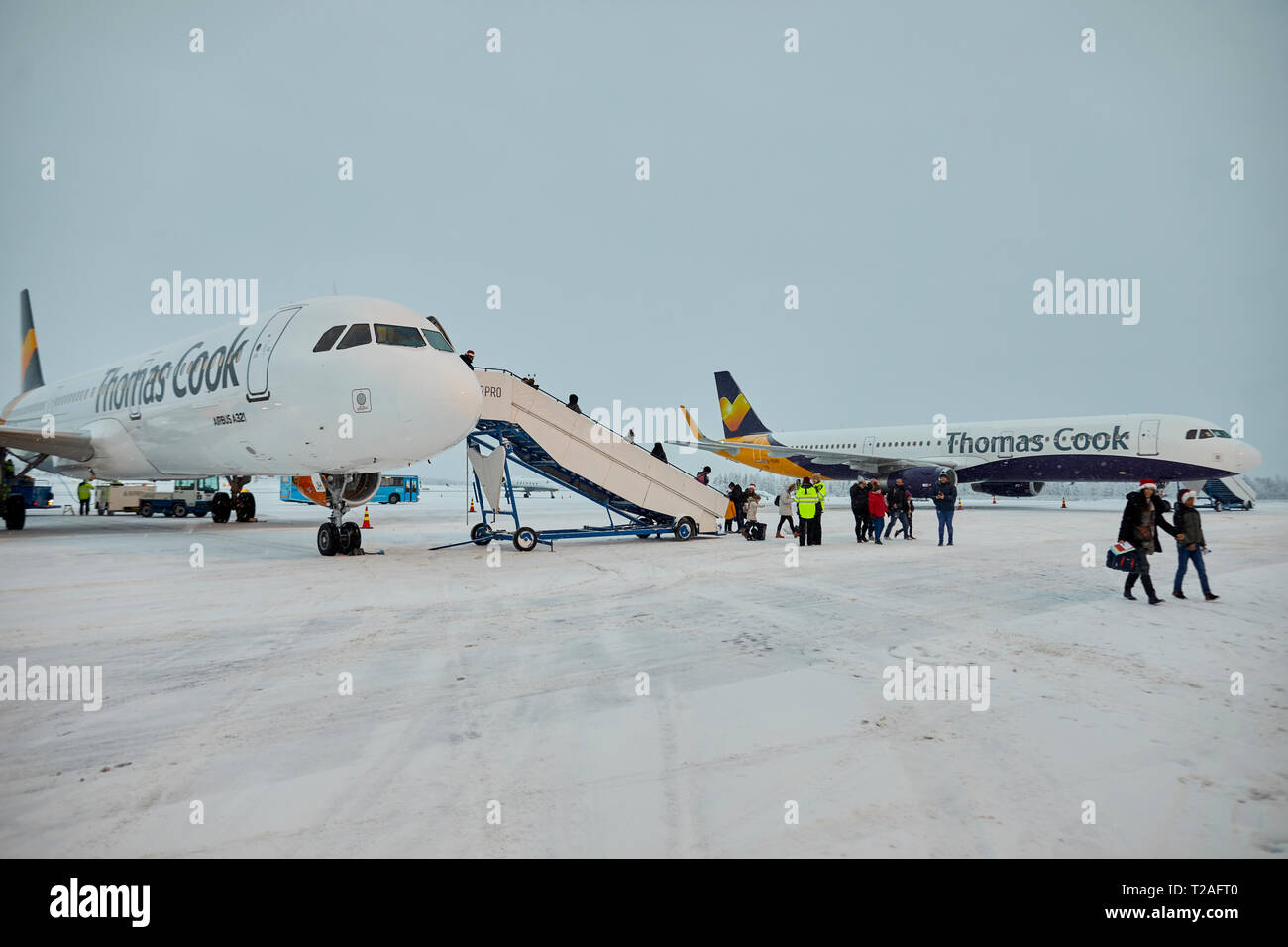 Thomas Cook aerei al coperto di neve pista di aeroporto di Rovaniemi capitale della Lapponia in Finlandia Foto Stock