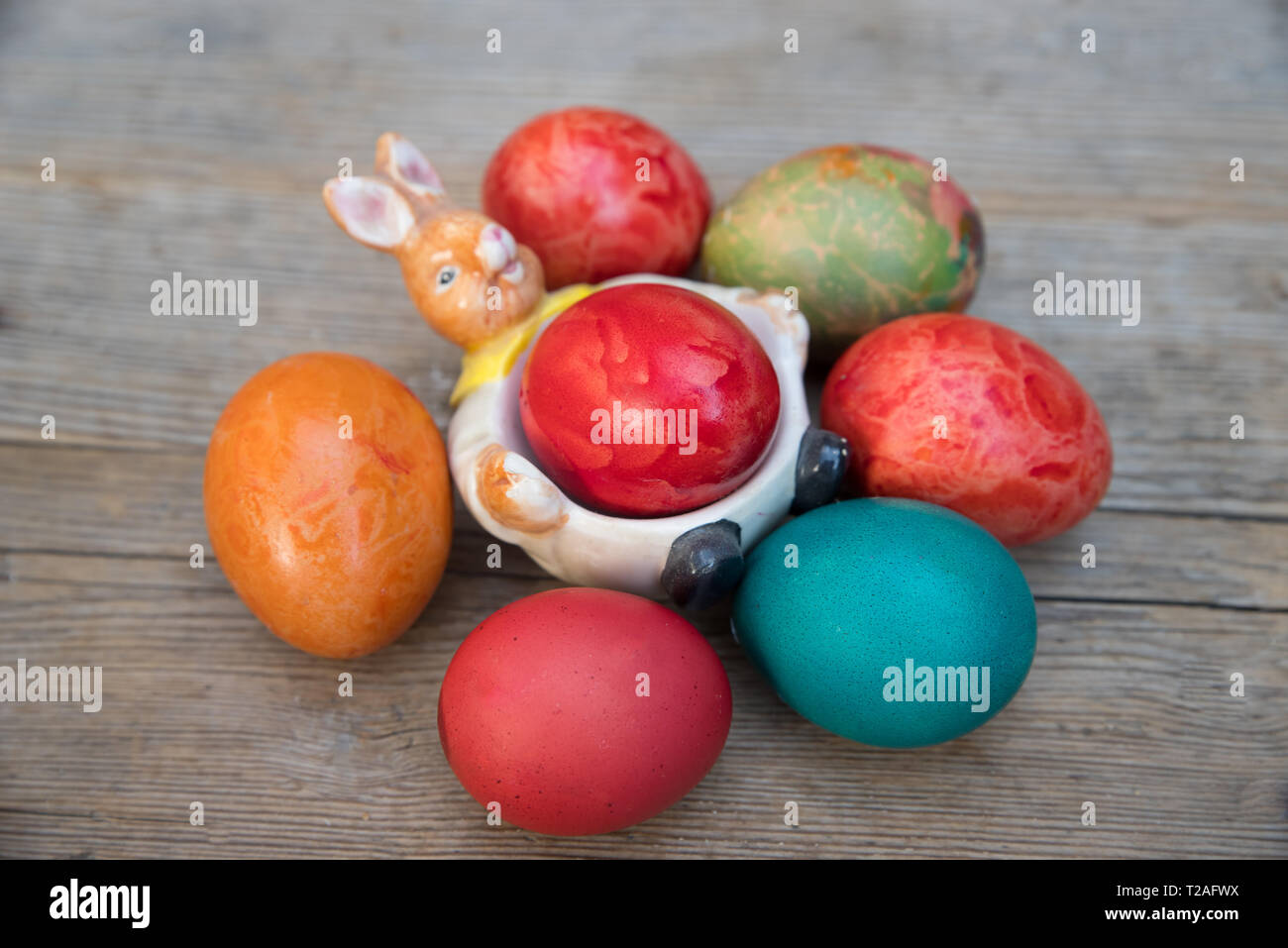Le uova di pasqua su sfondo di legno Foto Stock
