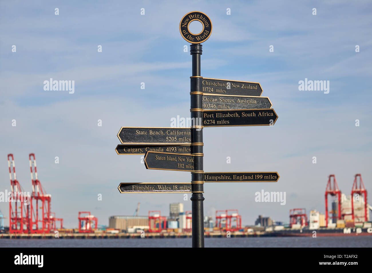 New Brighton seaside resort Wallasey, Wirral, Merseyside England. Miglia turistico destinazione segno posto per nuove Brightons in tutto il mondo Foto Stock