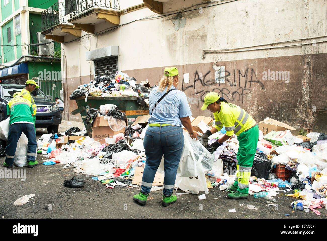 Traboccante di garbage / plastica spazzatura per le strade della città di Panama. Gestione dei rifiuti rimane la più grande sfida nella capitale. Panama, Ott 2018 Foto Stock