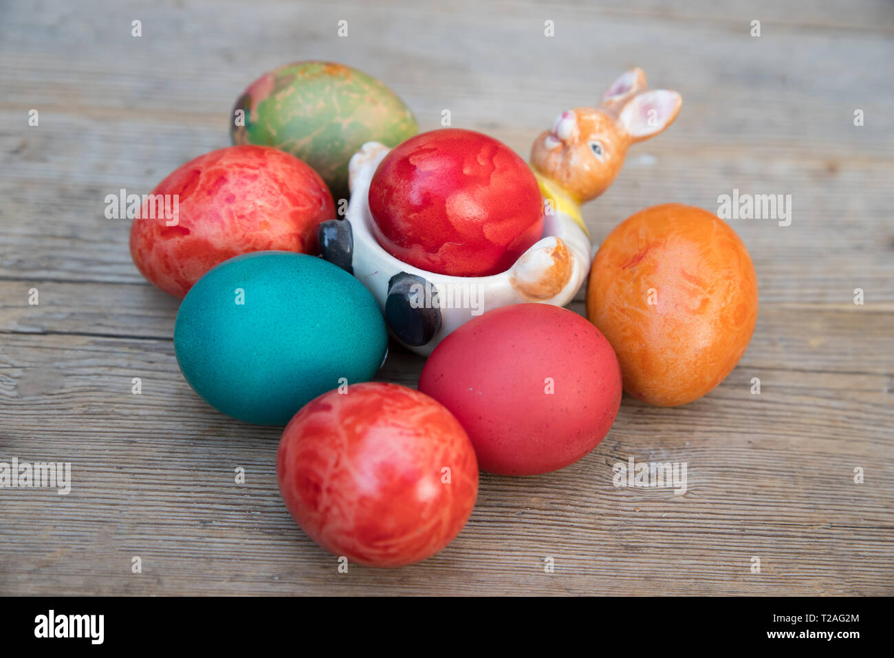 Le uova di pasqua su sfondo di legno Foto Stock