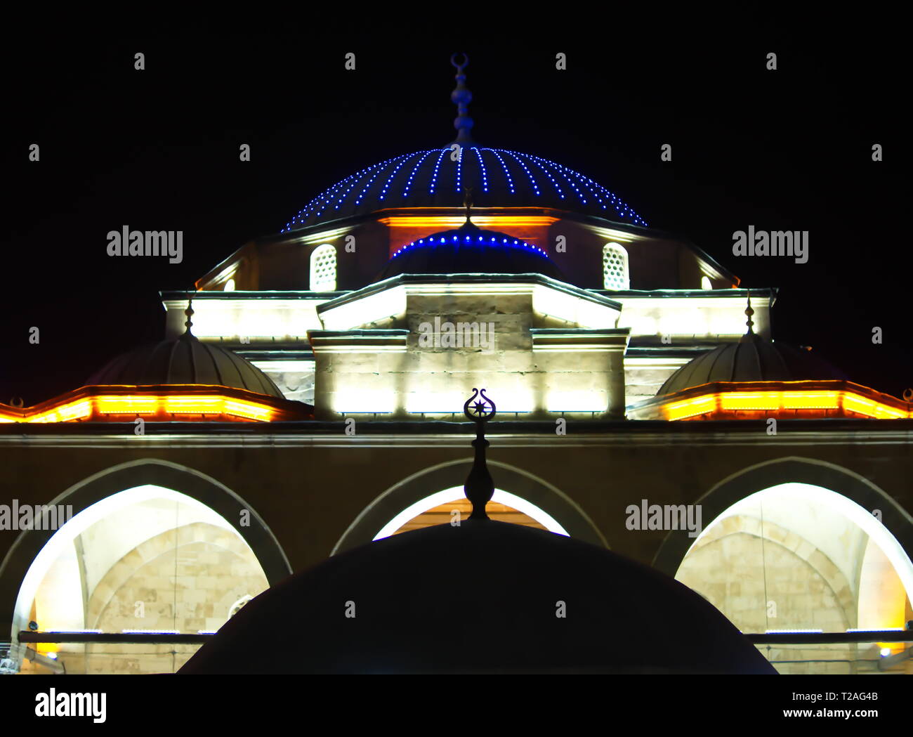 La moschea illuminata di notte. cupola illuminata di notte nel buio Foto Stock