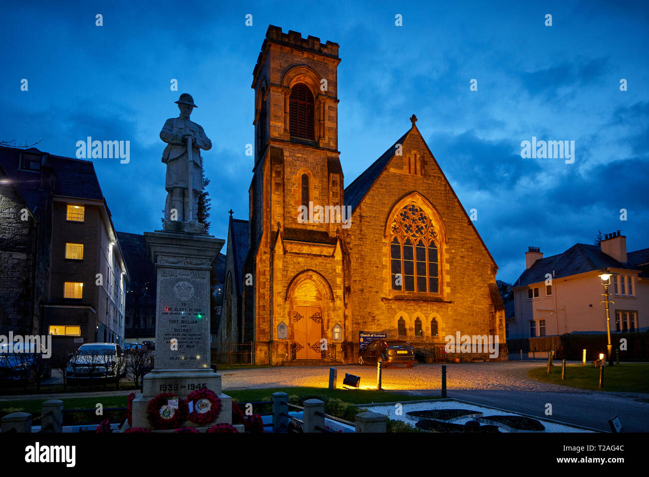 West Highlands town Fort William Duncansburgh Macintosh Chiesa la sfilata con pietra bianca war memorial statua davanti a notte Foto Stock