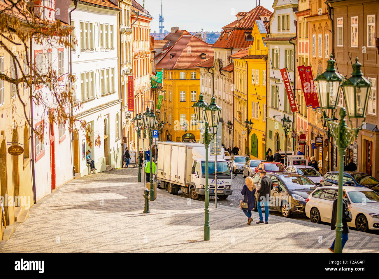 Praga, Repubblica Ceca - 17.03.2019: la gente sulla vecchia strada di Praga al mattino, Repubblica Ceca Foto Stock