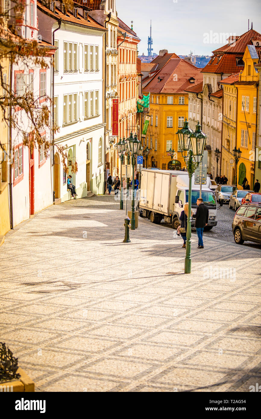 Praga, Repubblica Ceca - 17.03.2019: la gente sulla vecchia strada di Praga al mattino, Repubblica Ceca Foto Stock