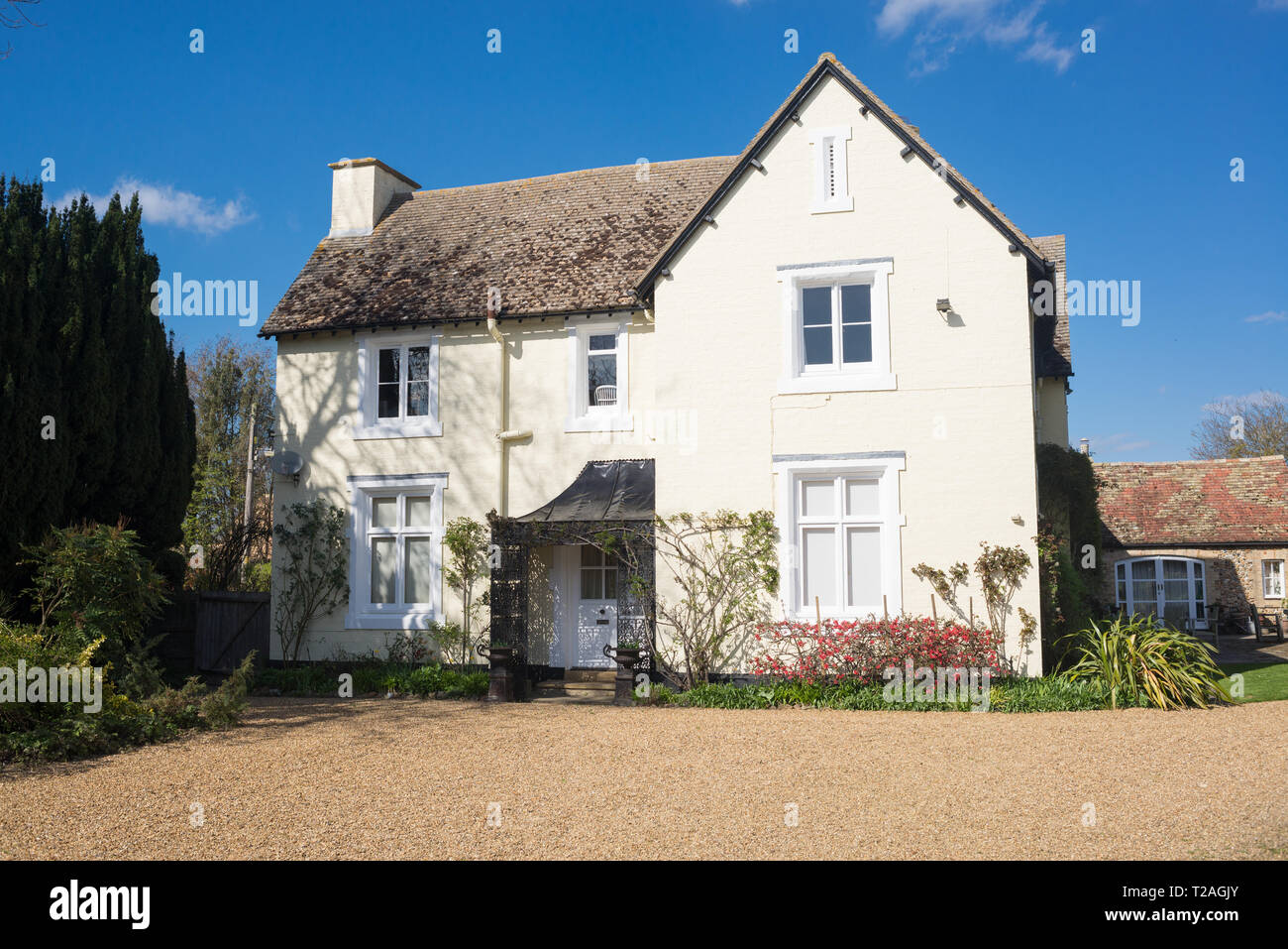 Bianco britannico tradizionale casa di campagna con grande cortile di ghiaia nella parte anteriore in Inghilterra, Regno Unito Foto Stock