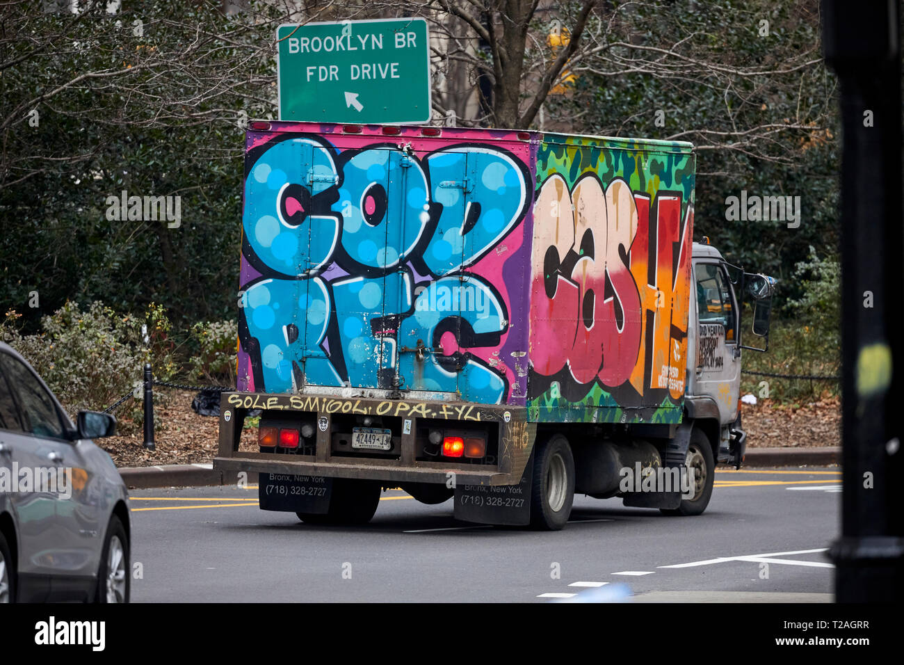 Colore luminoso van consegna carrello coperto di graffiti Manhattan, New York Foto Stock