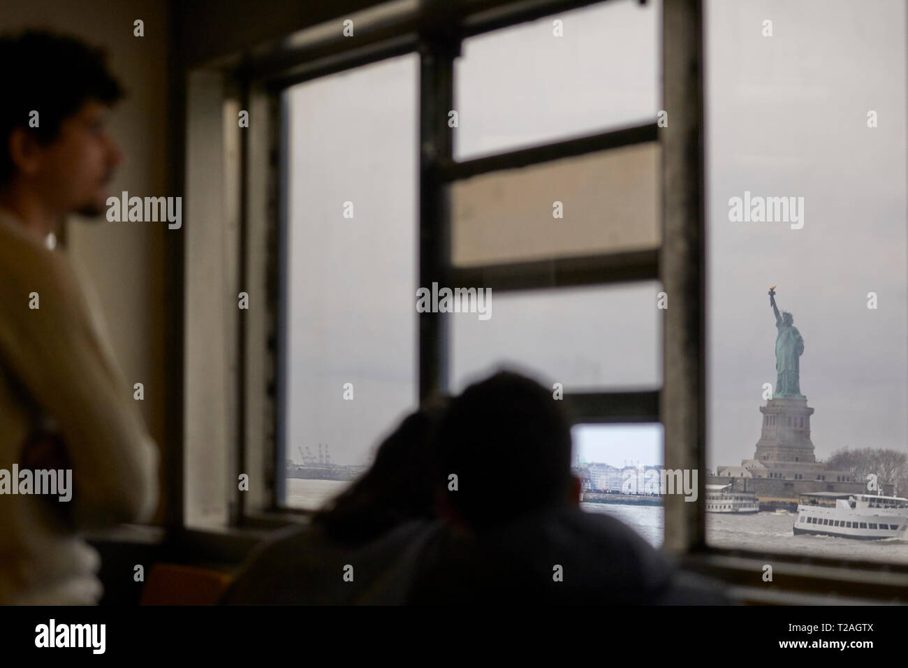 Punto di riferimento la Statua della Libertà scultura neoclassica a Liberty Island nel porto porto preso da un passaggio di Staten Island Ferry USA Manhattan, New Foto Stock