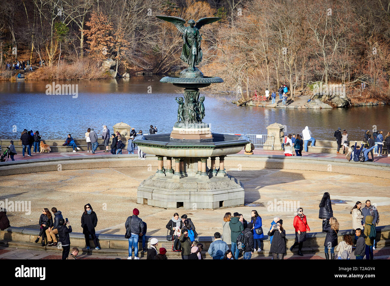 New York Manhattan Central Park Bethesda Terrazza fontana e si affacciano sul lago in barca Foto Stock