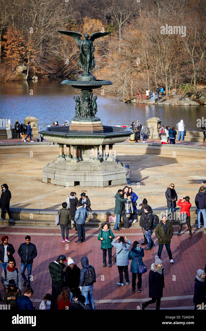 New York Manhattan Central Park Bethesda Terrazza fontana e si affacciano sul lago in barca Foto Stock