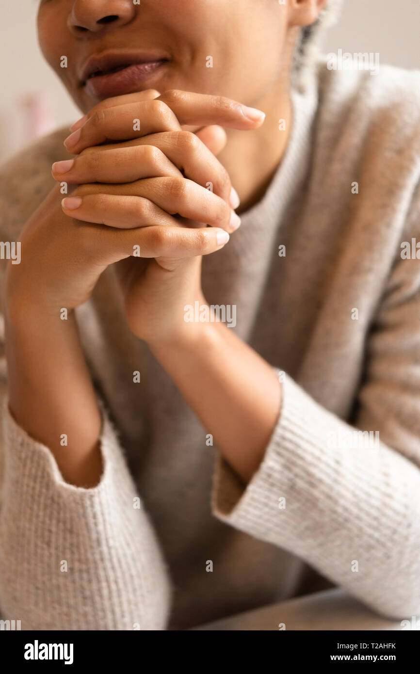 Giovane donna con le mani incrociate Foto Stock