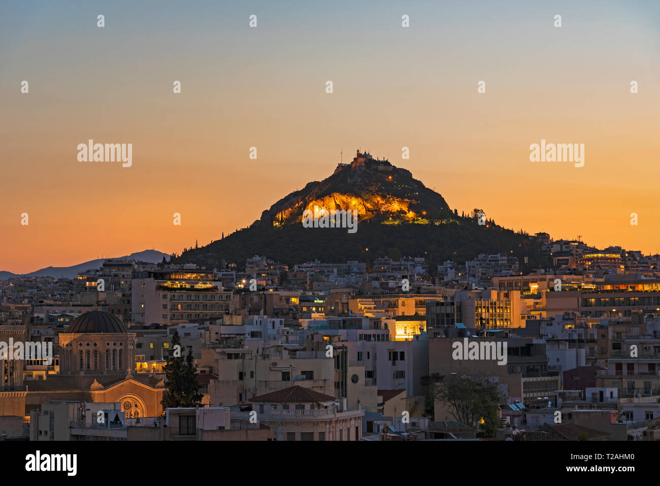 Paesaggio urbano di alba con il Monte Lycabettus Atene, Grecia Foto Stock