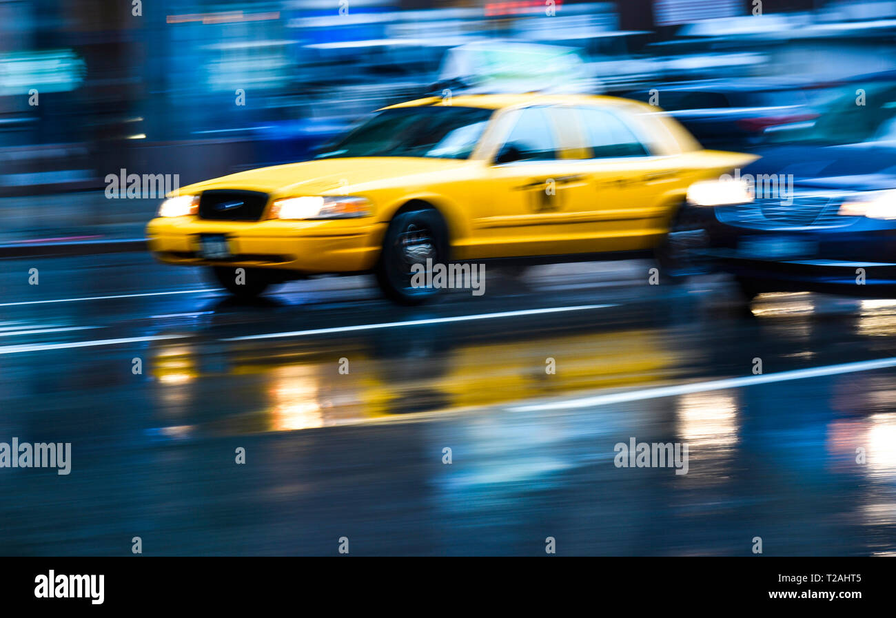 Una lunga esposizione di taxi nella città di New York, Stati Uniti d'America Foto Stock