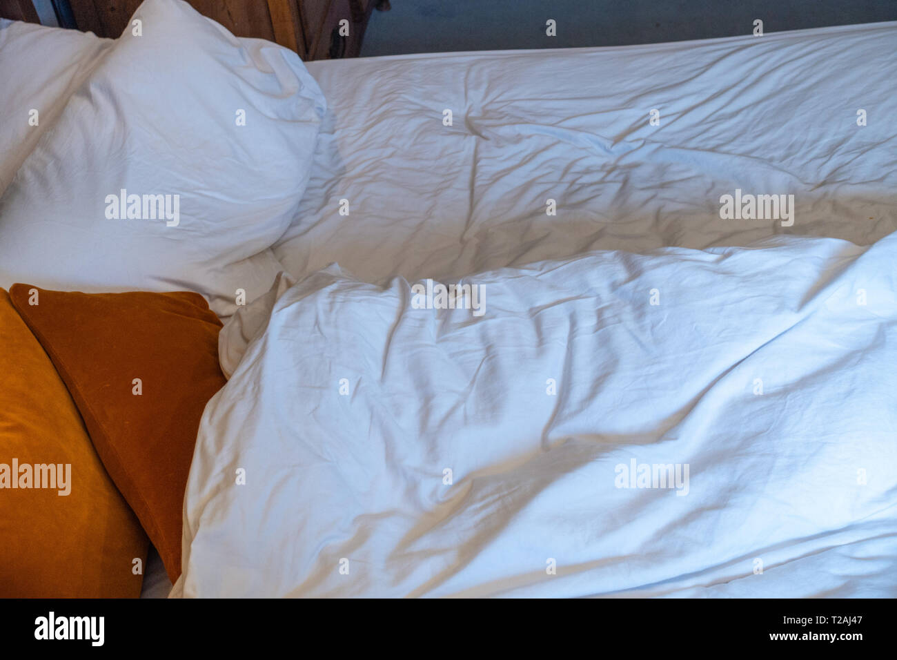 In alto vista da sopra di una camera da letto al mattino in scena con un liberato disfatto letto matrimoniale in una camera da letto di lusso Foto Stock