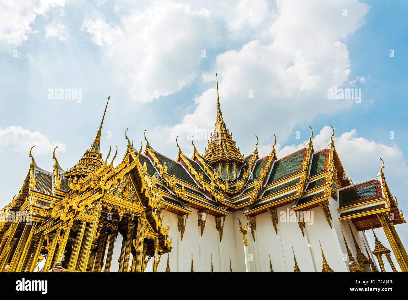 Basso angolo vista di Wat Phra Kaew a Bangkok, in Thailandia Foto Stock