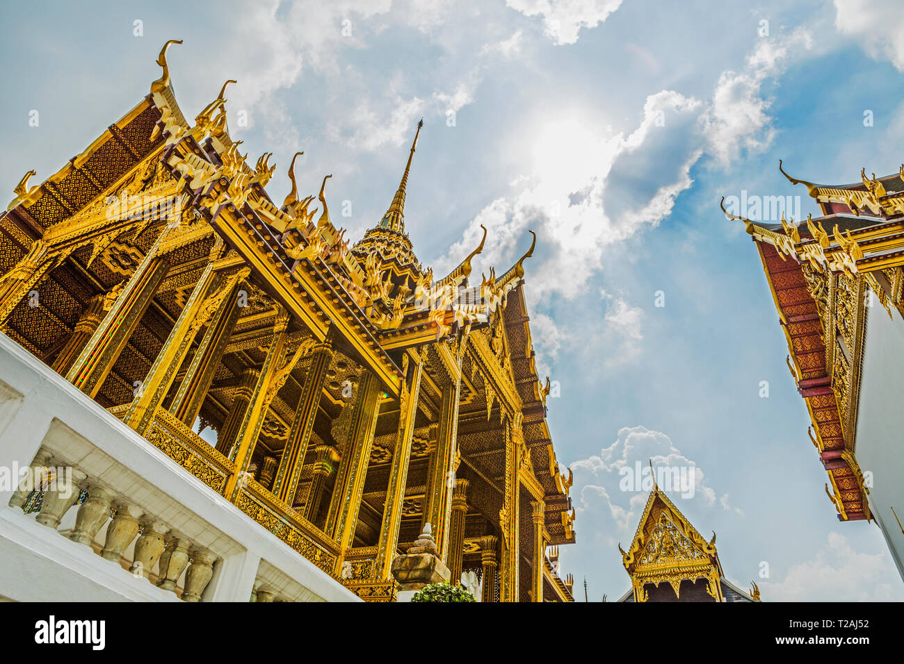 Basso angolo vista di Wat Phra Kaew a Bangkok, in Thailandia Foto Stock