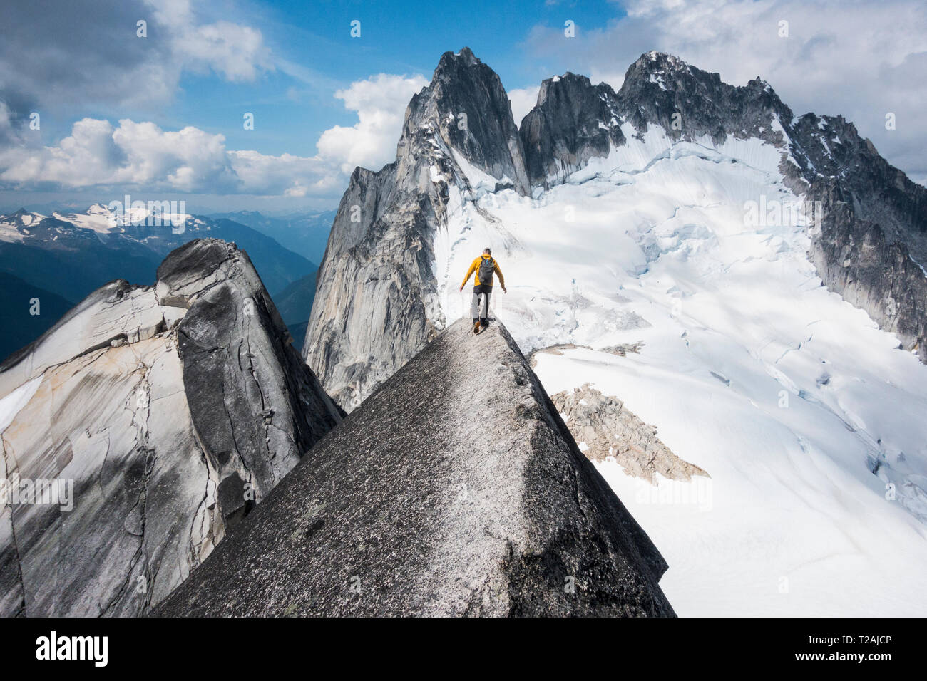 L'uomo arrampicata in montagna in Bugaboo Parco Provinciale, British Columbia, Canada Foto Stock