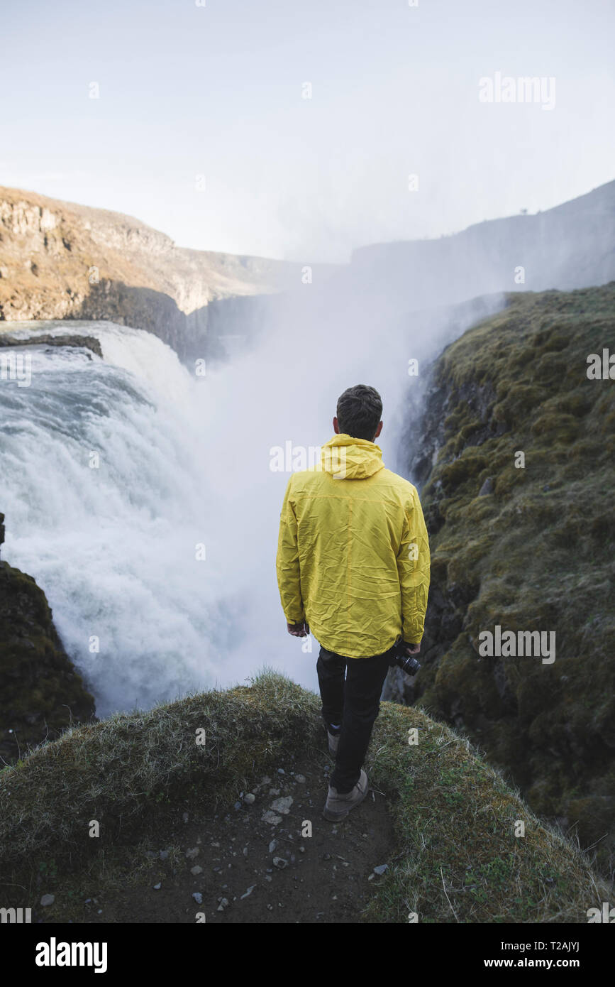 Escursionista dalle Cascate Gullfoss in Islanda Foto Stock