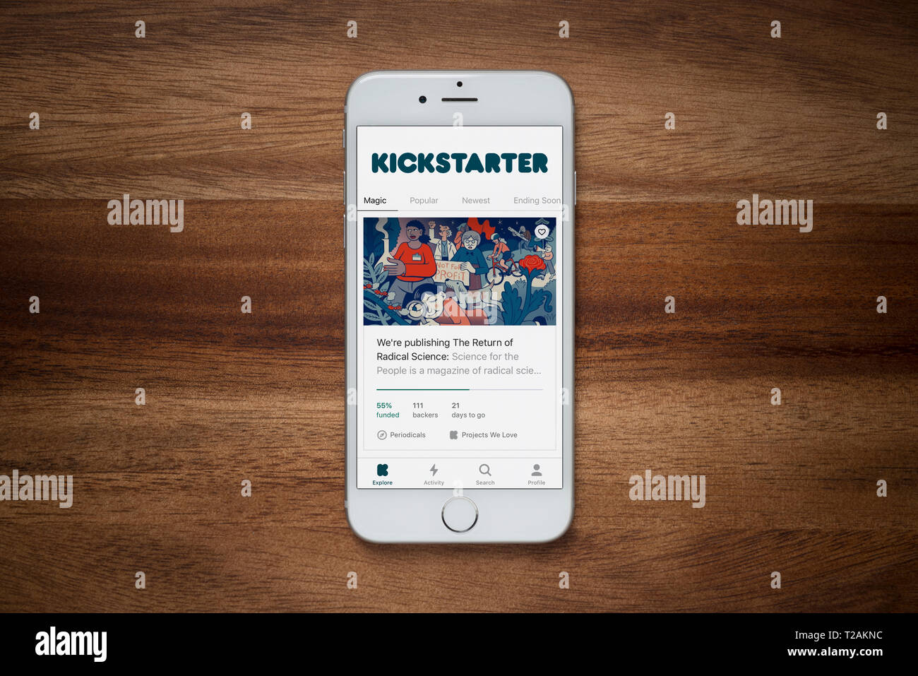 Un iPhone che mostra il sito Kickstarter poggia su una semplice tavola di legno (solo uso editoriale). Foto Stock