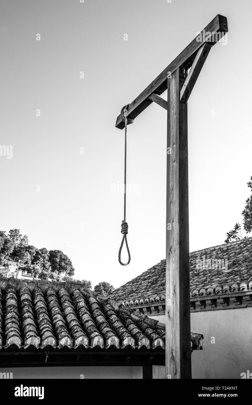 Un patibolo pole con un impiccato il cappio attaccato ad esso. Foto Stock