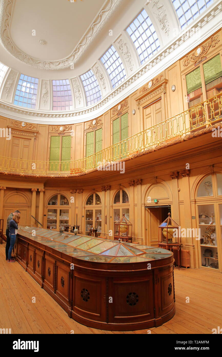 HAARLEM, Paesi Bassi - 24 Marzo 2019: la sala ovale (datato 1784) all'interno Teylers Museum (arte e storia naturale e scienza) con pavimenti in legno e ornato Foto Stock