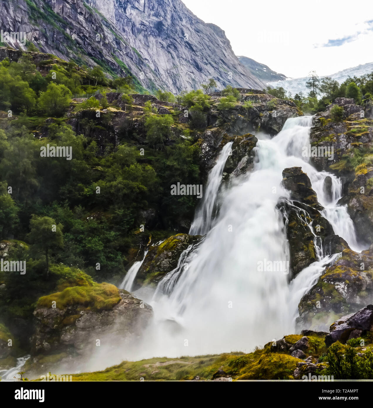 Vista panoramica di Kleivafossen cascata sul fiume Briksdalselva, Briksdalsbreen glacier, Norvegia Foto Stock