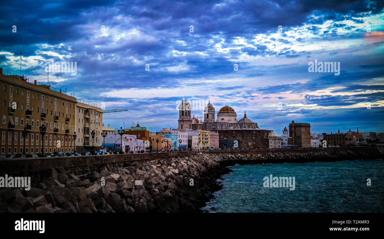 Vista al tramonto per waterfront e Cattedrale , Cadice in Spagna Foto Stock