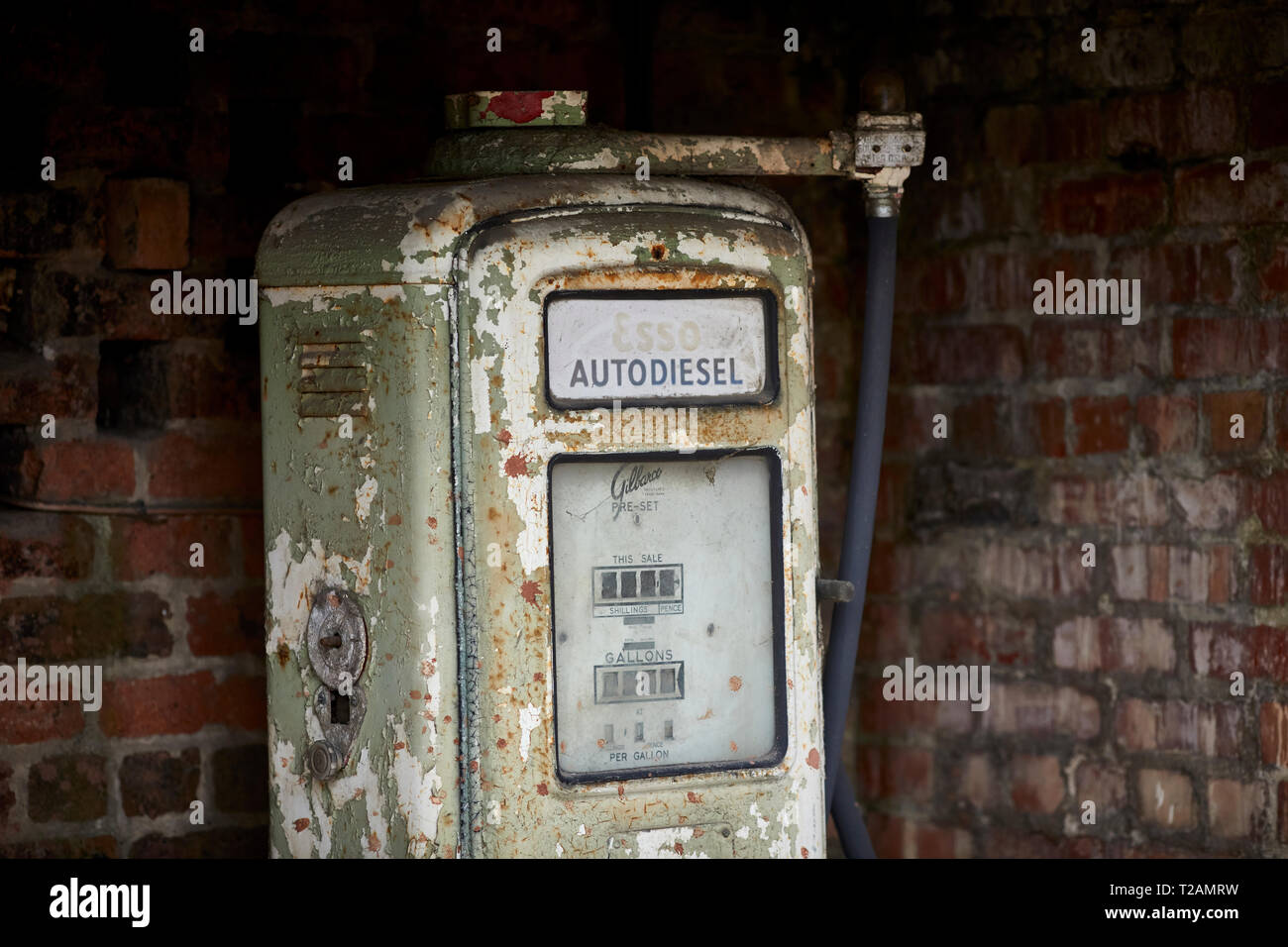 Barn yard trovare vecchi diesel pompa di benzina sulla fattoria di Storeton Hall Wirral Foto Stock