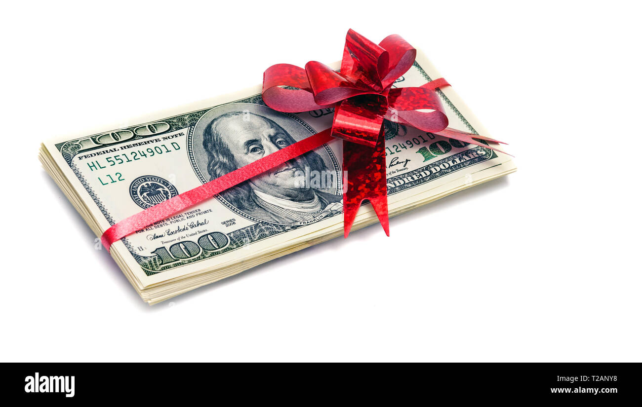 Molte le fatture del dollaro con fiocco rosso nastro isolato su bianco. Il regalo o il concetto di ricompensa Foto Stock