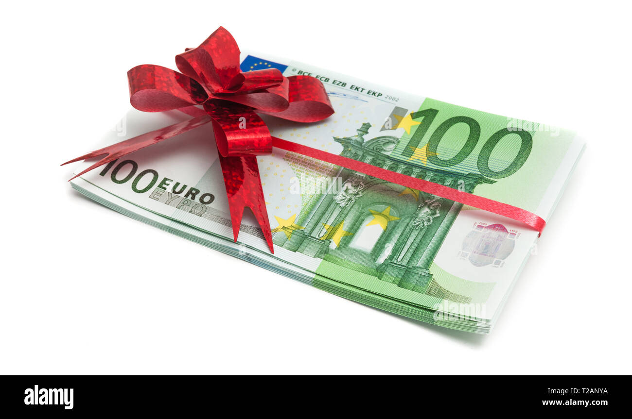 Molti euro banconote con fiocco rosso nastro isolato su bianco. Il regalo o il concetto di ricompensa Foto Stock