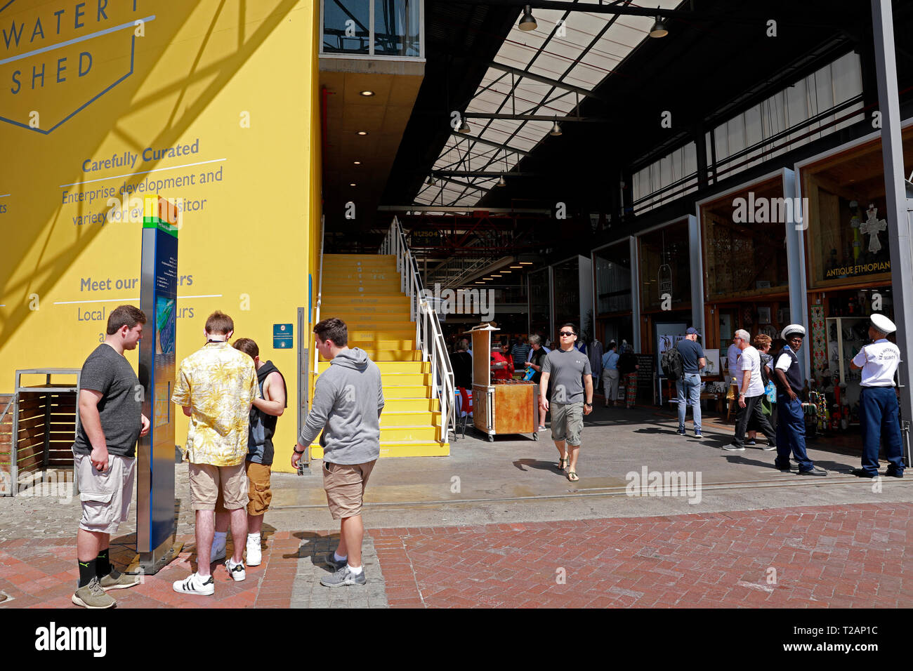 Il Giallo sparso nel V&A Waterfront ospita più di 150 negozi vetrina progettata localmente beni e artigianato ed è ideale per i turisti a Cape Town. Foto Stock